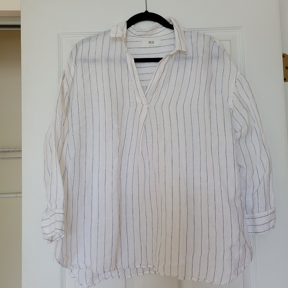 Uniqlo White and Blue Casual Button Down Shirt